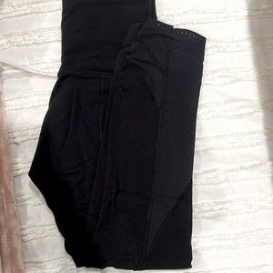 LULULEMON black workout leggings with airway bottoms